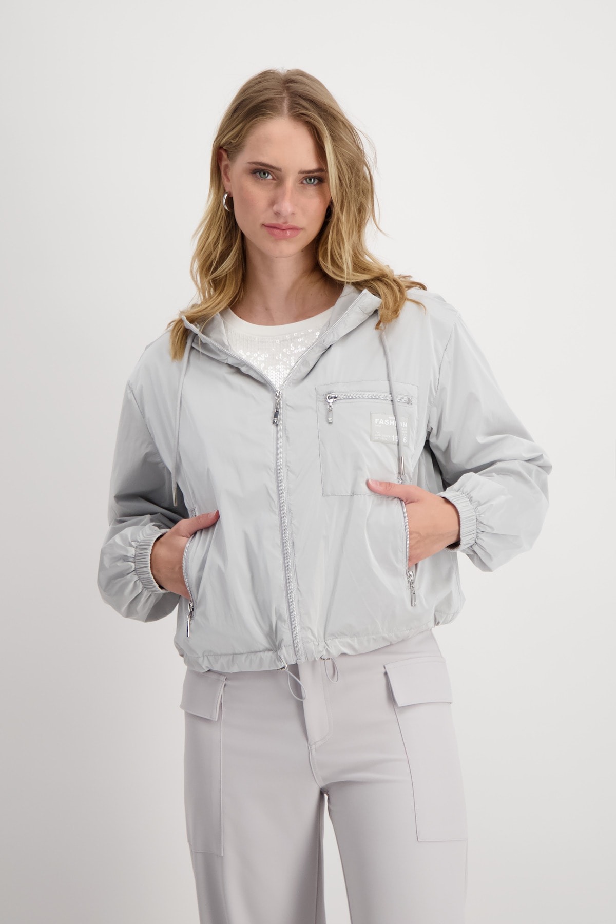 Schimmernde_Nylon_Jacke-Grau-mon